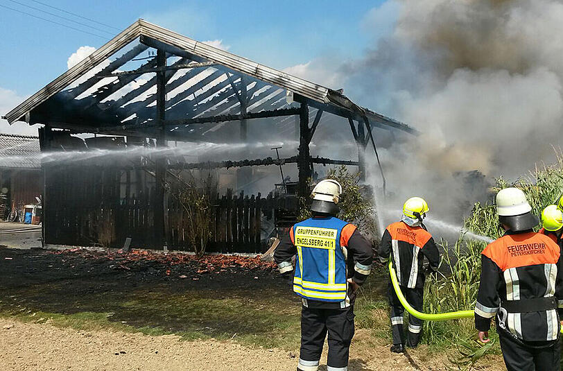 In Höllthal (Lkr. Mühldorf am Inn) brannte eine Maschinenhalle komplett aus. Die Bilder.