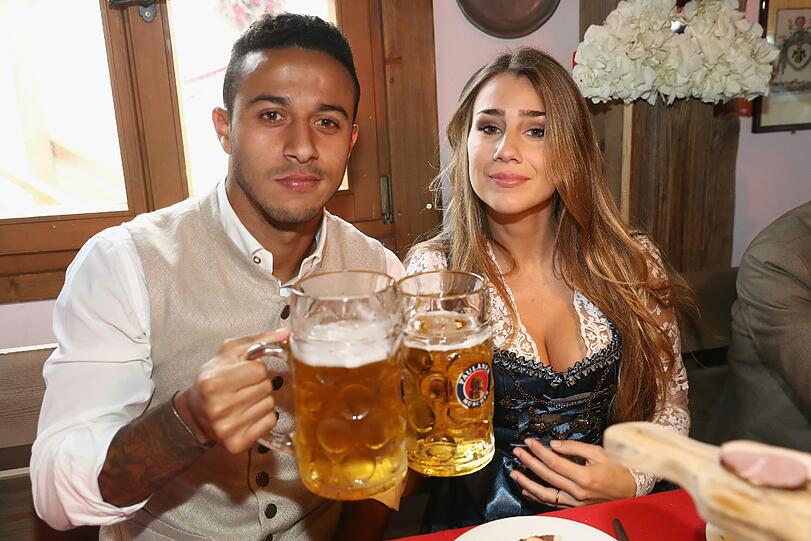 Prost: Thiago Alcantara und seine Frau Julia Vigas.