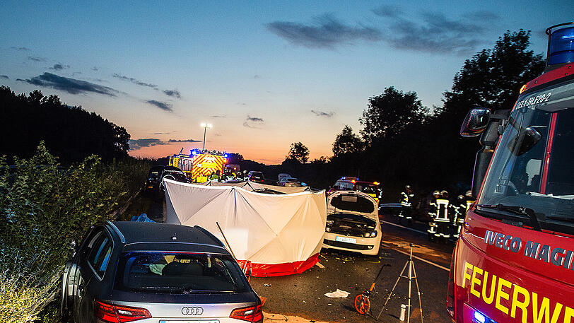 Bilder von der Unfallstelle auf der A2. Bei der Massenkarambolage starben zwei Menschen.