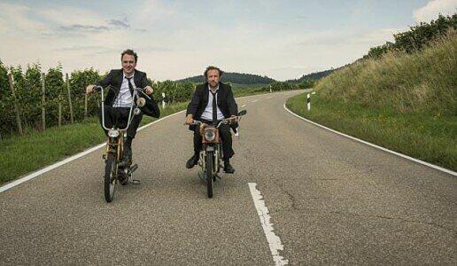 Bjarne Mädel (rechts) und Lars Eidinger begeben sich in "25 KM/H" auf einen Roadtrip.