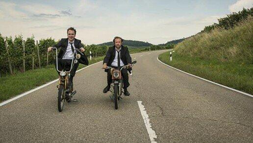 Bjarne Mädel (rechts) und Lars Eidinger begeben sich in "25 KM/H" auf einen Roadtrip.