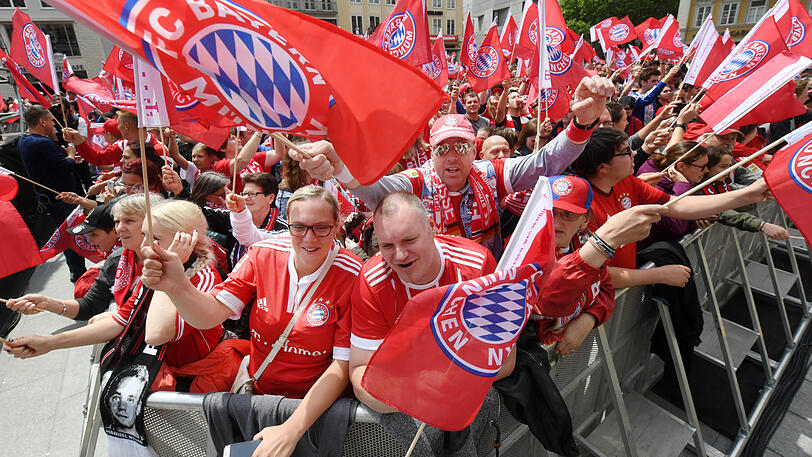 Schon vor dem Mittagsläuten versammelten sich einige Fans am Marienplatz.