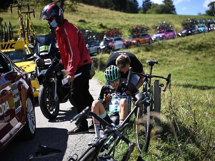 Musste bei der Dauphiné-Rundfahrt nach einem Sturz aussteigen: Emanuel Buchmann (M) vom Team von Bora-hansgrohe.
