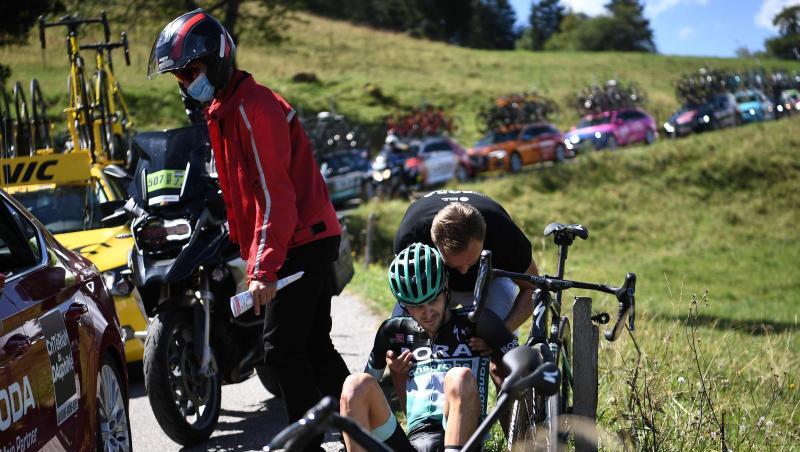 Musste bei der Dauphiné-Rundfahrt nach einem Sturz aussteigen: Emanuel Buchmann (M) vom Team von Bora-hansgrohe. Musste bei der Dauphiné-Rundfahrt nach einem Sturz aussteigen: Emanuel Buchmann (M) vom Team von Bora-hansgrohe.