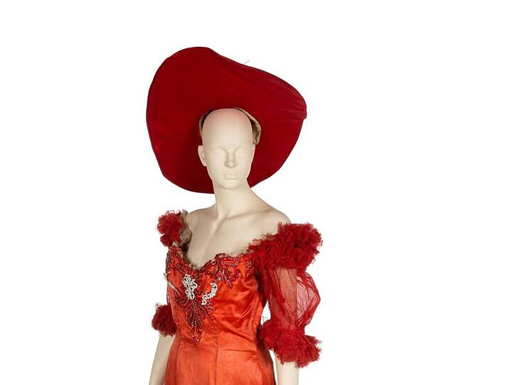 Eine rote Satin-Robe, die von Mae West 1950 in dem Theaterstück "Diamond Lil" getragen wurde.