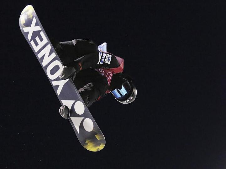 Der Japaner Ruka Hirano fasst bei einem Sprung an sein Board. Foto: Dave Chidley/The Canadian Press/via AP/dpa