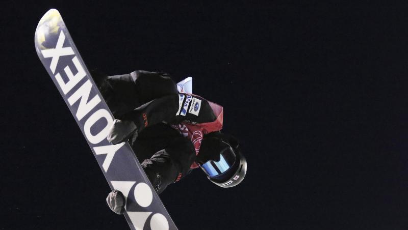 Der Japaner Ruka Hirano fasst bei einem Sprung an sein Board. Foto: Dave Chidley/The Canadian Press/via AP/dpa Der Japaner Ruka Hirano fasst bei einem Sprung an sein Board. Foto: Dave Chidley/The Canadian Press/via AP/dpa