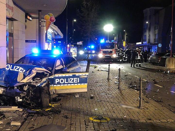 Auf dem Weg, Einbrecher auf frischer Tat zu ertappen, ist ein Polizist bei einem Verkehrsunfall in Kerpen schwer verletzt worden.