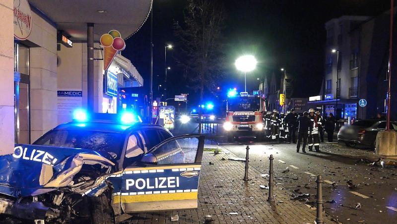 Auf dem Weg, Einbrecher auf frischer Tat zu ertappen, ist ein Polizist bei einem Verkehrsunfall in Kerpen schwer verletzt worden. Auf dem Weg, Einbrecher auf frischer Tat zu ertappen, ist ein Polizist bei einem Verkehrsunfall in Kerpen schwer verletzt worden.