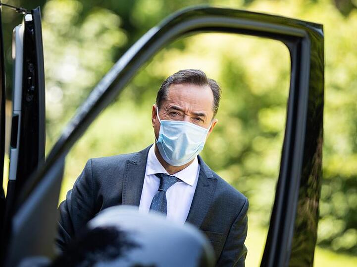 Jan Josef Liefers als Karl-Friedrich Boerne mit Mundschutz bei den Dreharbeiten zum neuen "Tatort" aus Münster.