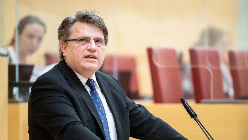 Der frühere bayerische Justizminister Winfried Bausback (CSU) sieht die kommende Cannabis-Legalisierung kritisch.