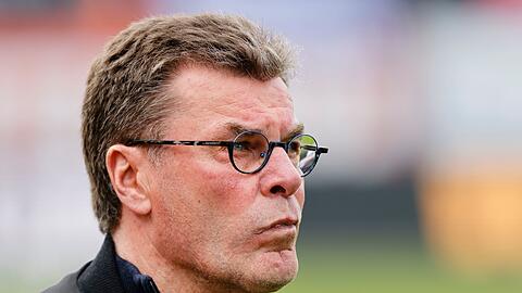 Nürnbergs Trainer Dieter Hecking steht am Seitenrand.