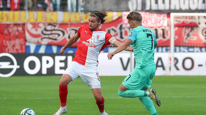 Halles Jonas Nietfeld im Duell mit Julian Guttau.