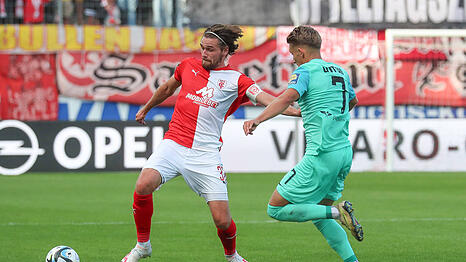 Halles Jonas Nietfeld im Duell mit Julian Guttau.