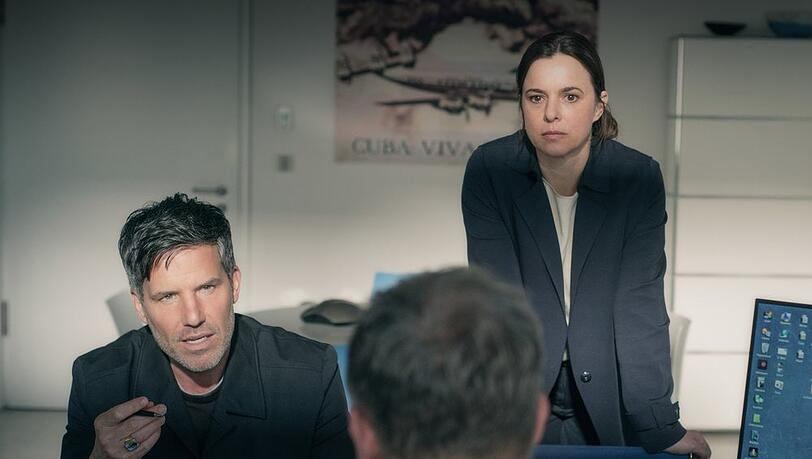 "Ein Taunuskrimi: Muttertag": Oliver von Bodenstein (Tim Bergmann, l.) und Pia Sander (Annika Kuhl) verhören Joachim Vogt (Andreas Lust), einen IT-Spezialisten.