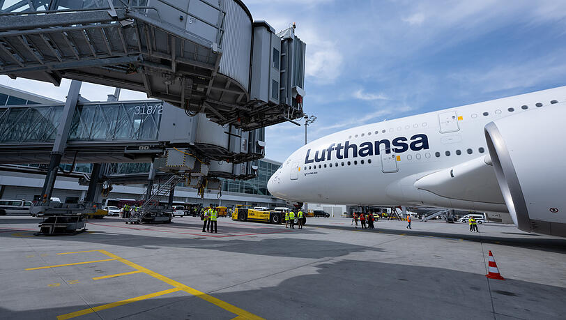 Eine Lufthansa-Maschine des Typs Airbus A380 steht auf dem Flughafen München vor dem Abflug nach Boston am Gate. (Archivbild)
