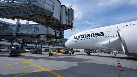Eine Lufthansa-Maschine des Typs Airbus A380 steht auf dem Flughafen München vor dem Abflug nach Boston am Gate. (Archivbild)