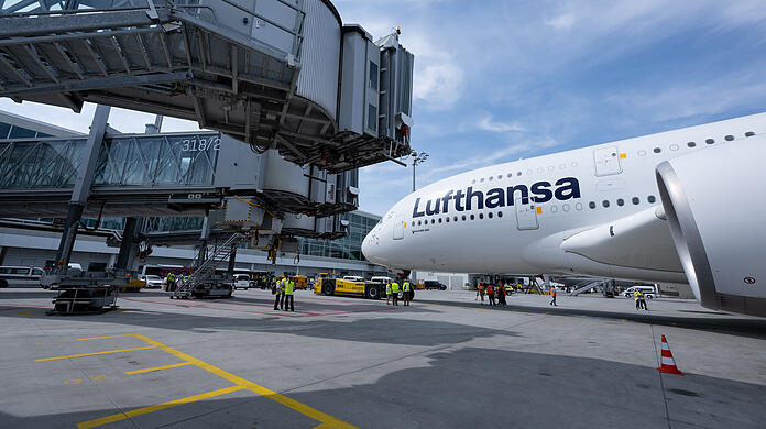 Eine Lufthansa-Maschine des Typs Airbus A380 steht auf dem Flughafen München vor dem Abflug nach Boston am Gate. (Archivbild)