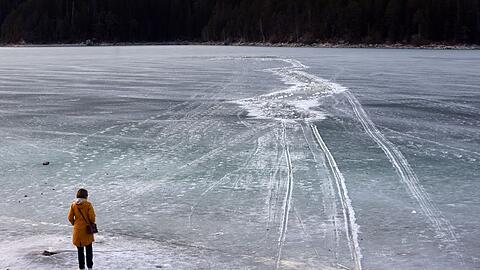 Spuren auf dem zugefrorenen Eibsee zeugten von dem dramatischen Rettungseinsatz am Donnerstag.