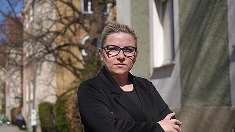 Magdalena Antolovic wehrt sich gegen den Einbau von Rauchmeldern, die neben Rauch noch viele andere Dinge messen können. Sie und andere Mieter befürchten einen Daten-Missbrauch.