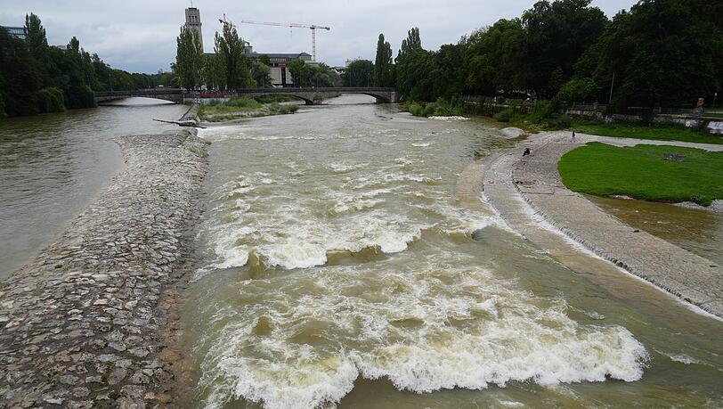 Der Fluss führt zwar "nur" noch knapp über 140 Kubikmeter Wasser pro Sekunde, das ist aber immer noch fast doppelt so viel wie sonst im Sommer üblich.
