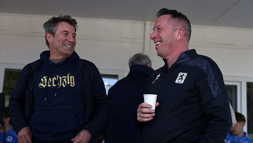 1860-Pr&auml;sident Gernot Mang (l.) mit Cheftrainer Markus Kauczinski w&auml;hrend des Wintertrainingslagers im t&uuml;rkischen Belek.