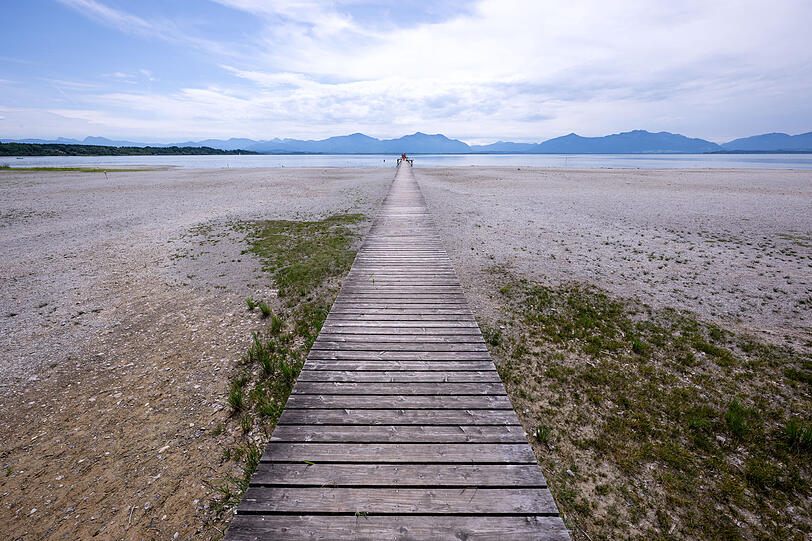 Ein Steg f&uuml;r Badeg&auml;ste und Ausfl&uuml;gler in Seebruck am Chiemsee. Aktuell hat sich das Wasser sehr zur&uuml;ckgezogen.