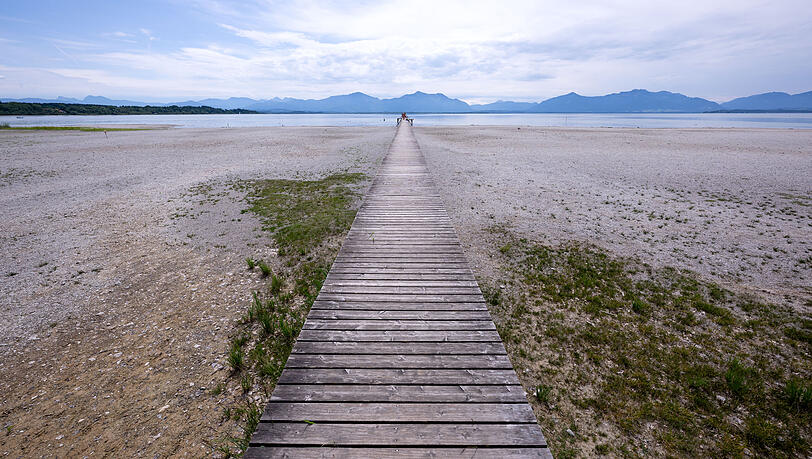Ein Steg für Badegäste und Ausflügler in Seebruck am Chiemsee. Aktuell hat sich das Wasser sehr zurückgezogen. Ein Steg für Badegäste und Ausflügler in Seebruck am Chiemsee. Aktuell hat sich das Wasser sehr zurückgezogen.