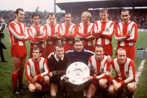 Titelfeier im Grünwalder Stadion: Dieter Brenninger (unten rechts) mit der Meistermannschaft der Bayern 1969.