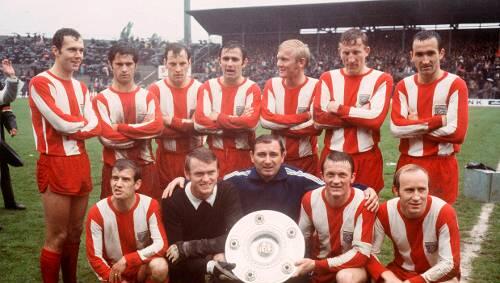 Titelfeier im Grünwalder Stadion: Dieter Brenninger (unten rechts) mit der Meistermannschaft der Bayern 1969. Titelfeier im Grünwalder Stadion: Dieter Brenninger (unten rechts) mit der Meistermannschaft der Bayern 1969.