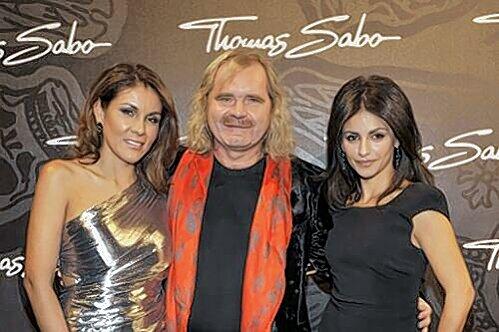 Da war die Stimmung noch bestens: Thomas Sabo mit Ehefrau Luz-Enith Sabo (li) und der spanischen Schauspielerin und Tänzerin  Monica Cruz.
