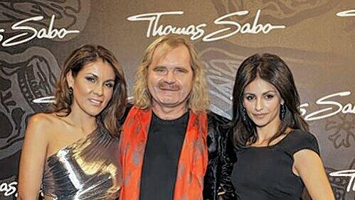Da war die Stimmung noch bestens: Thomas Sabo mit Ehefrau Luz-Enith Sabo (li) und der spanischen Schauspielerin und Tänzerin Monica Cruz. Da war die Stimmung noch bestens: Thomas Sabo mit Ehefrau Luz-Enith Sabo (li) und der spanischen Schauspielerin und Tänzerin Monica Cruz.
