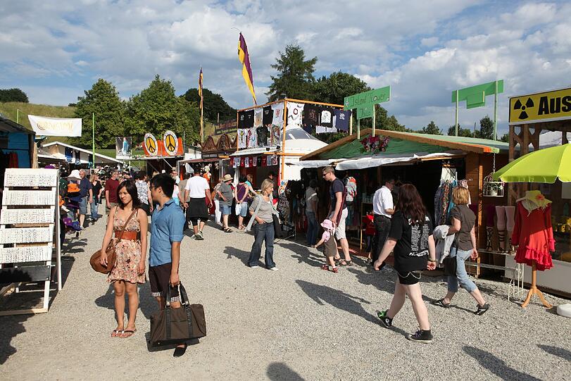 Münchens beliebtes Sommerfestival läuft wieder. Am Mittwoch wurde das Tollwood 2011 eröffnet. Impressionen von Tag 1.