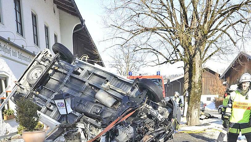 Im Biergarten unmittelbar vor dem Gasthaus ist der Lkw liegen geblieben. Im Biergarten unmittelbar vor dem Gasthaus ist der Lkw liegen geblieben.