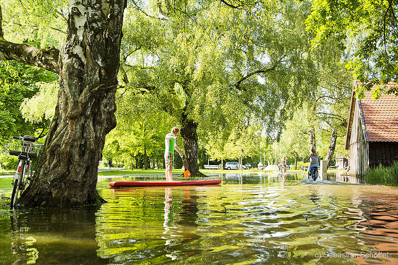 Fanatic-Teamfahrer Fabian Weber erkundet das Hochwasser in Diessen am Ammersee per Stand Up Paddeling