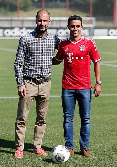 Der FC-Bayern-Neuzugang ist da: Thiago Alcántara bei seiner offiziellen Vorstellung am Dienstagnachmittag.
