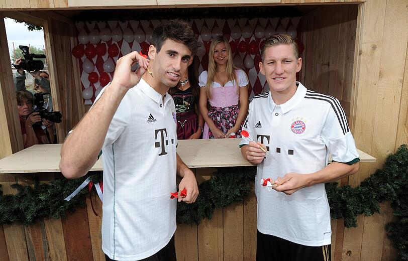 Das neue Wiesn-Trikot des FC Bayern für das Oktoberfest 2013: Javi Martínez (l.) und Bastian Schweinsteiger. Foto: dpa