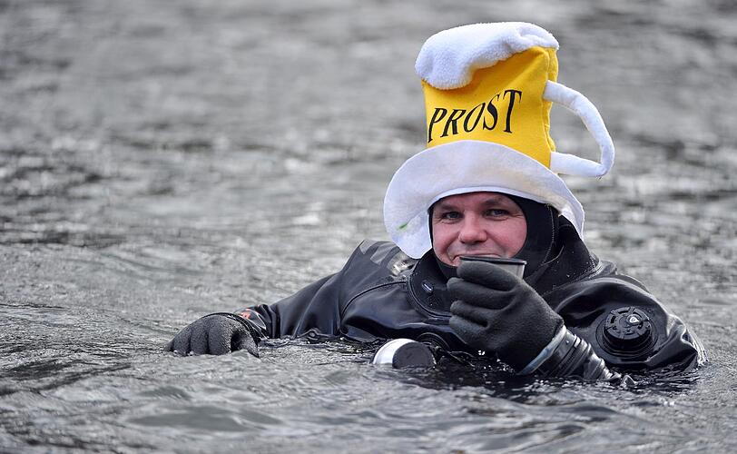 Mehr als 2000 Teilnehmer schwammen rund vier Kilometer bei Temperaturen um den Gefrierpunkt durch die Donau - die Bilder.