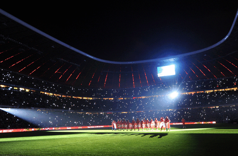 Lichtgestalten: Mit einer Lasershow in der Allianz-Arena verabschiedeten sich dei Bayern-Spieler von den Fans in die Weihnachtspause.
