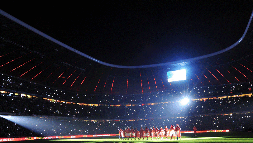 Lichtgestalten: Mit einer Lasershow in der Allianz-Arena verabschiedeten sich dei Bayern-Spieler von den Fans in die Weihnachtspause. Lichtgestalten: Mit einer Lasershow in der Allianz-Arena verabschiedeten sich dei Bayern-Spieler von den Fans in die Weihnachtspause.