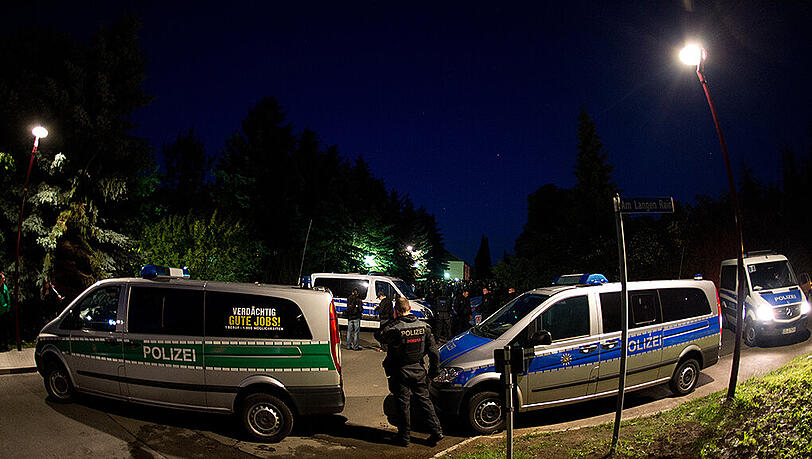 Rund 80 Menschen haben am Dienstagabend in Freital bei Dresden gegen die Unterbringung von Asylbewerbern in dem Hotel protestiert. Rund 80 Menschen haben am Dienstagabend in Freital bei Dresden gegen die Unterbringung von Asylbewerbern in dem Hotel protestiert.