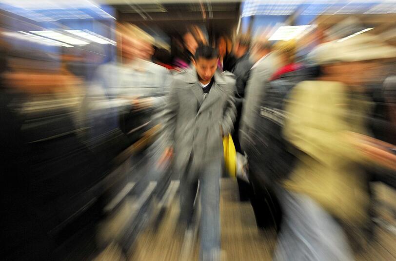 Als die Münchnerin die Treppen zur U-Bahn runtergehen wollte, griff sie der Unbekannte an.