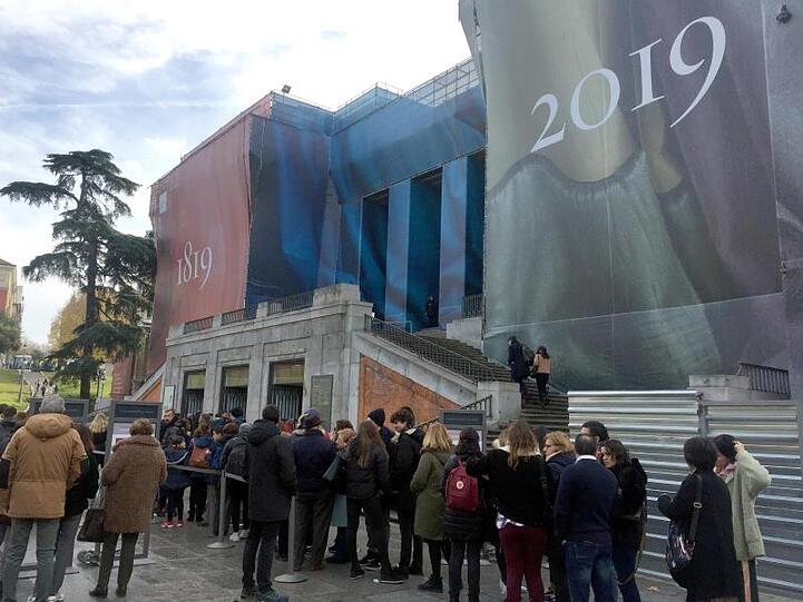 Die fast schon obligatorische Besucherschlange vor dem Prado.