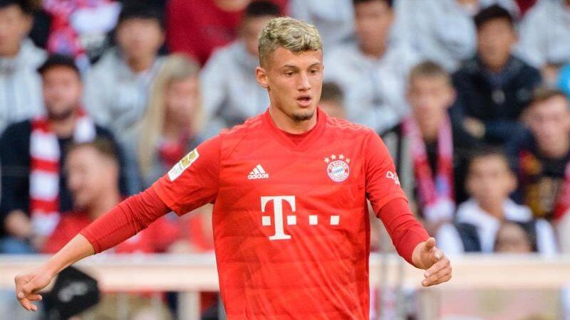 Michael Cuisance vom FC Bayern München spielt in der Allianz Arena den Ball.