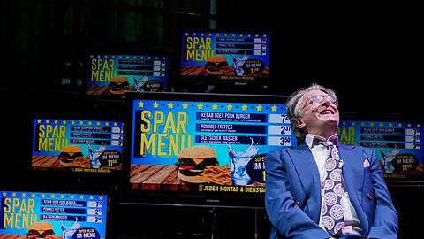 Andreas Posthoff als Zukunftsminister Dr. Kassler auf der Bühne 2 des Münchner Volkstheaters.