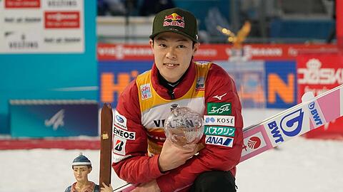 Schafft er - wie schon 2018/19 - den Sieg-Grand-Slam bei der Vierschanzentournee? Der japanische Überflieger Ryoyu Kobayashi, der die ersten beiden Springen dieser Tournee schon wieder gewonnen hat.