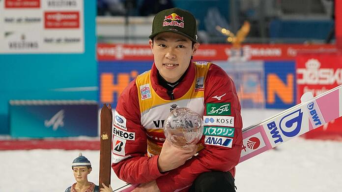 Schafft er - wie schon 2018/19 - den Sieg-Grand-Slam bei der Vierschanzentournee? Der japanische Überflieger Ryoyu Kobayashi, der die ersten beiden Springen dieser Tournee schon wieder gewonnen hat.