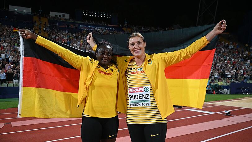 Kristin Pudenz (r, Deutschland) und Drittplatzierte Claudine Vita (Deutschland) feiern zusammen.