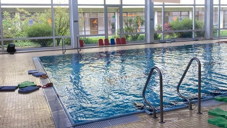 Sanierungsbedarf in München: Im Schwimmbad Salesianum in Haidhausen tropft es von der Decke