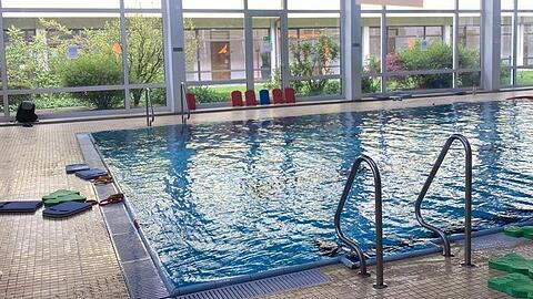In die Jahre gekommen: das Schwimmnad im Salesianum in München-Haidhausen.
